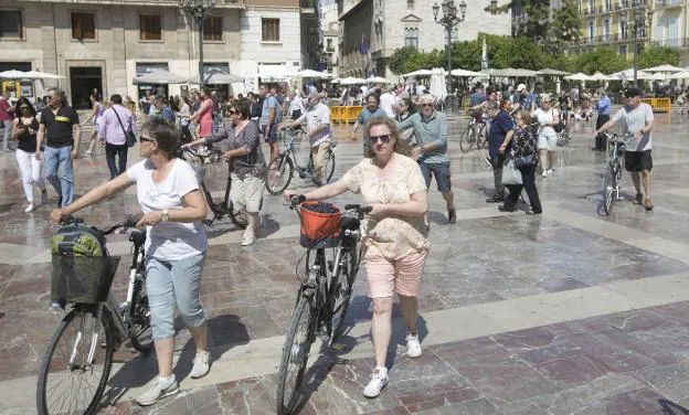 Un grupo de turistas atraviesa la plaza de la Virgen, en una imagen reciente. 