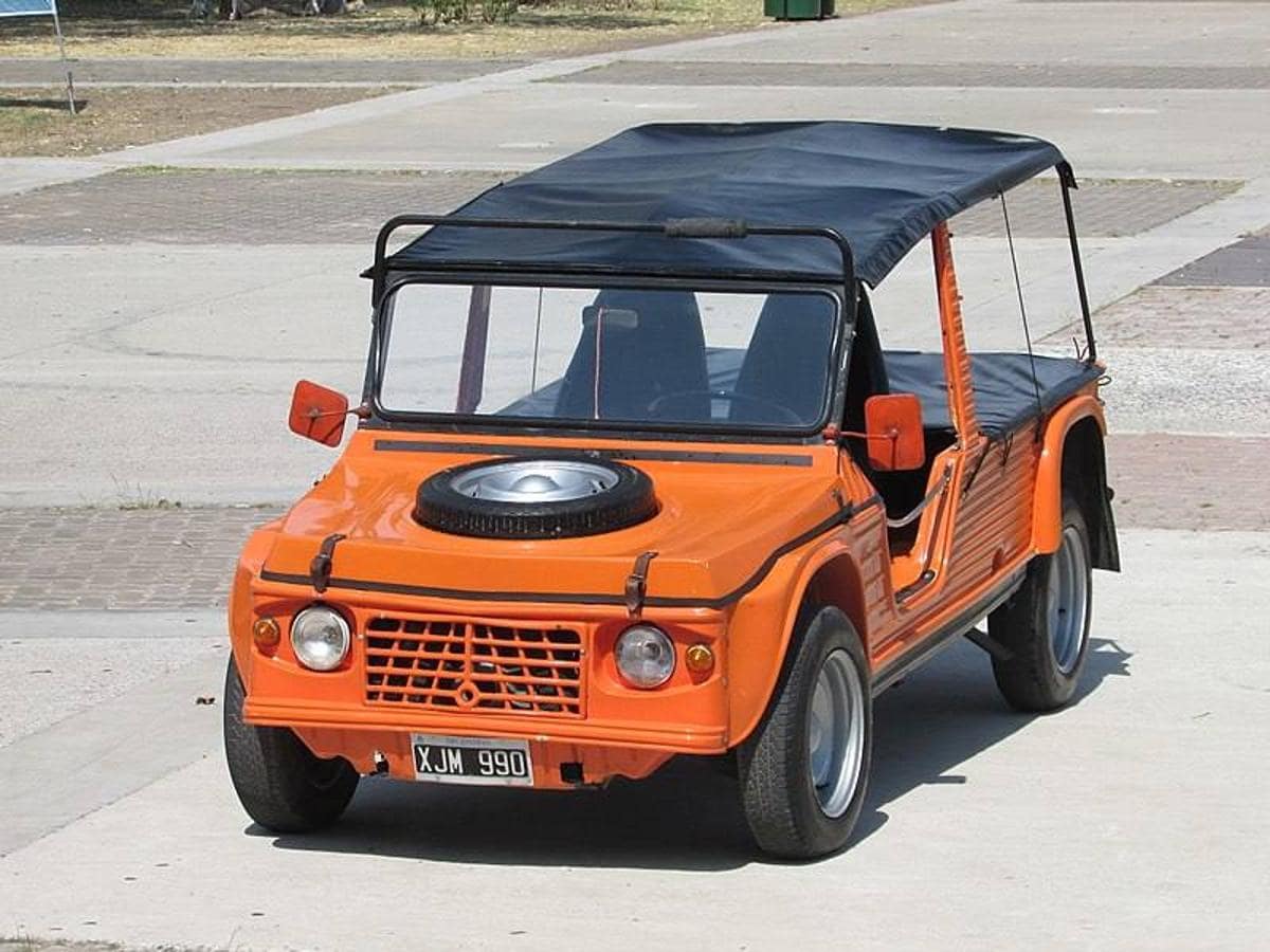 En 1979, Citroën lanzó una versión 4X4 del Méhari, denominada Ranger. Su rasgo distintivo era la rueda de repuesto sobre el capó. Era capáz de superar grandes desniveles sobre superficies inestables como la arena.