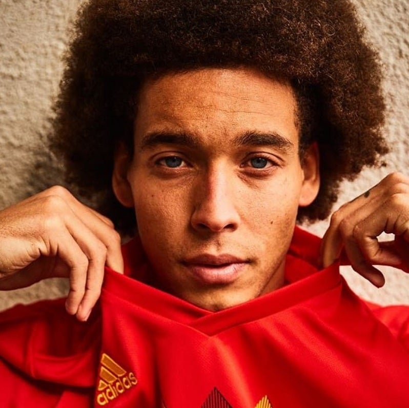 Axel Witsel (29 años). El mediocampista actualmente juega en el Tianjin Quanjian de la Superliga China y debuta con el número #6 de la Selección de fútbol de Bélgica.