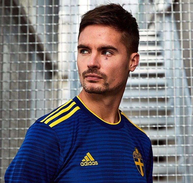 Mikael Lustig (31 años). El joven es un futbolista sueco que debuta de defensa en el Celtic Football Club. En el Mundial de Rusia juega con #2 de la Selección de fútbol de Suecia.