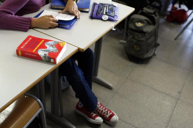 Alumna de Secundaria durante una clase de Inglés. 