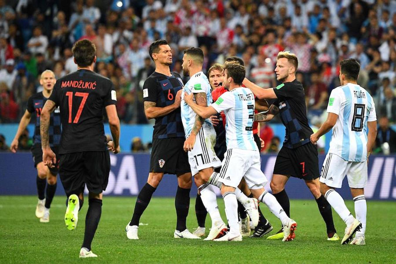 El que fuera defensa del Valencia CF le pegó un balonazo a Rakitic cuando Argentina perdía 0-3 contra Croacia.