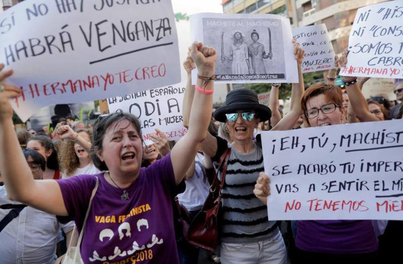 Miles de personas se concentran ante la sede de la Delegación de Gobierno y se manifiestan por el centro de la ciudad