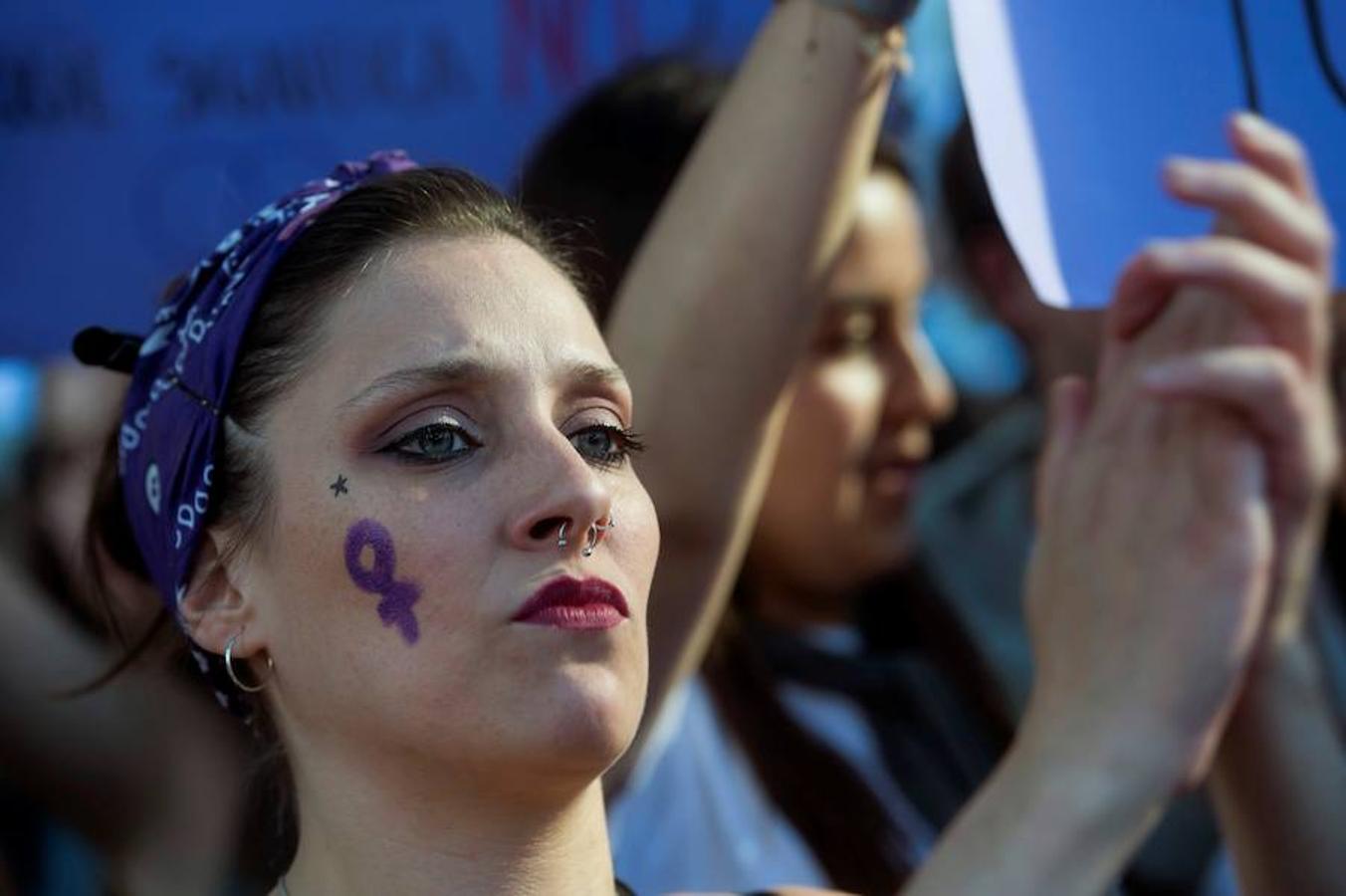 Miles de personas se concentran ante la sede de la Delegación de Gobierno y se manifiestan por el centro de la ciudad