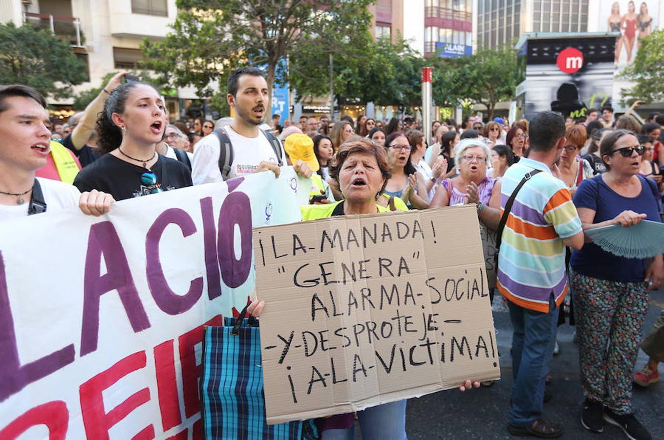 Miles de personas se concentran ante la sede de la Delegación de Gobierno y se manifiestan por el centro de la ciudad