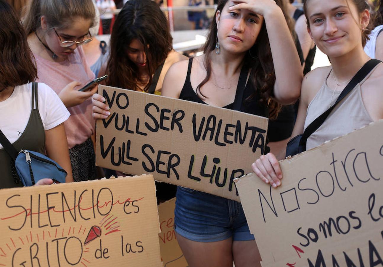 Miles de personas se concentran ante la sede de la Delegación de Gobierno y se manifiestan por el centro de la ciudad