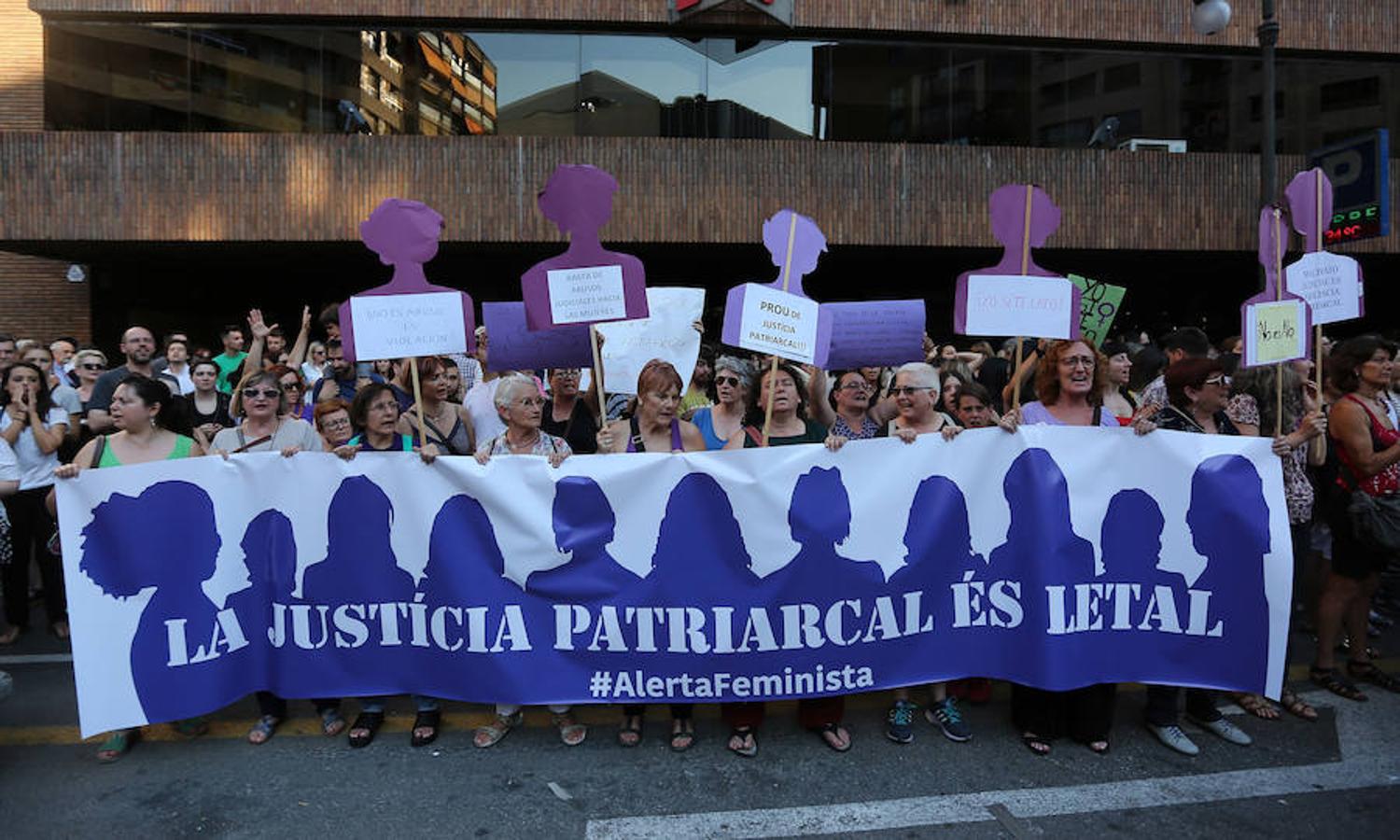 Miles de personas se concentran ante la sede de la Delegación de Gobierno y se manifiestan por el centro de la ciudad