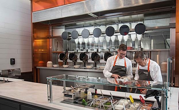 Interior del restaurante Spyce en Boston.