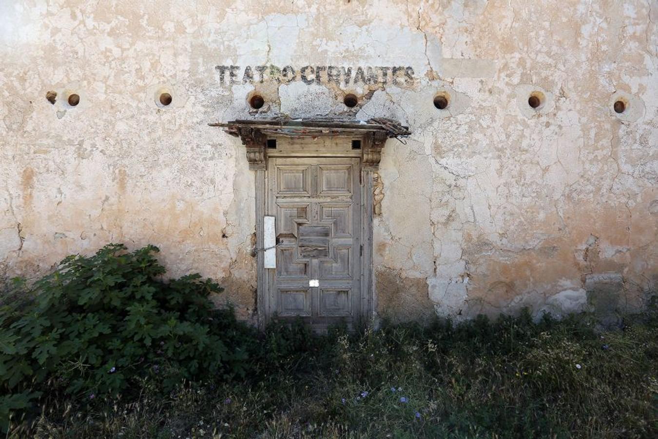 ¿Qué pasó al final? Pues lo que sucede con todas las utopías y en lo que radica su sentido: que no son posibles. Su época de esplendor duró hasta 1925, cuando el desarrollo industrial de comarcas cercanas como Alcoy y Elda hizo que muchos de los vecinos pusieran rumbo hacia estas localidades.