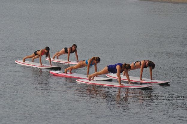 Hacer yoga en una tabla de 'paddle surf' está de moda.