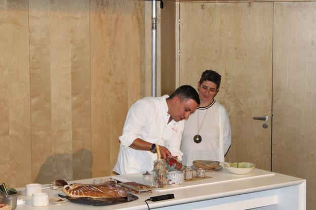 El chef Alberto Ferruz y la ceramista en la demostración culinaria realizada en el Auditori Teulada Moraira. LP
