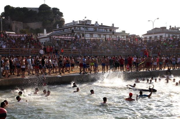 Una actuación de bous a la mar celebrada en la Festa Major de Dénia del pasado verano. 