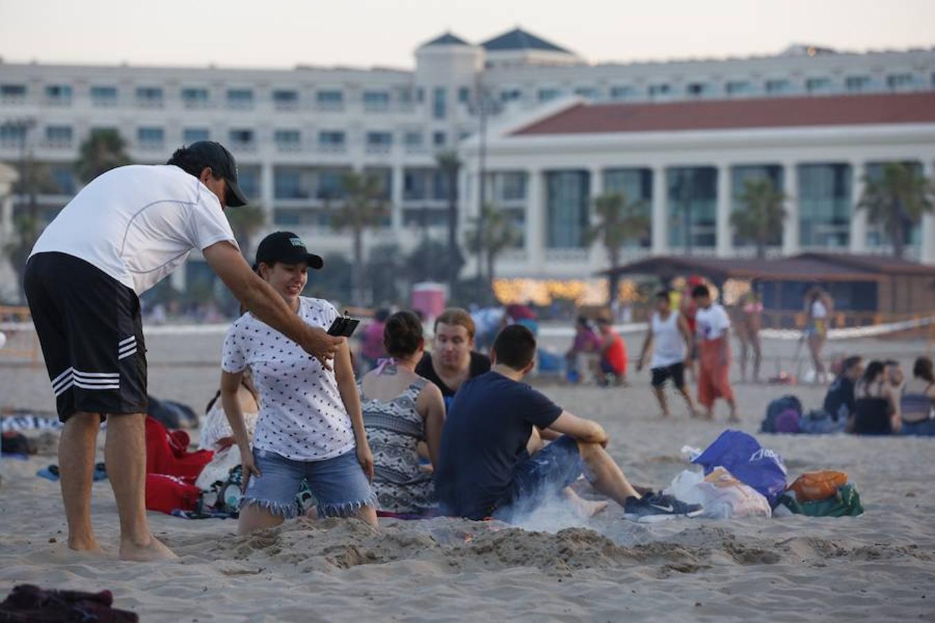 Miles de valencianos acudieron anoche a la orilla del mar en la noche de las hogueras. Cruz Roja ha atendido a 100 personas, 14 menos que al año pasado, aunque ha habido más intoxicaciones etílicas (41) y la Policía Local detuvo a una mujer por tráfico de drogas. Además, ha aumentado la basura recogida: 58 toneladas de residuos en las playas de Valencia capital