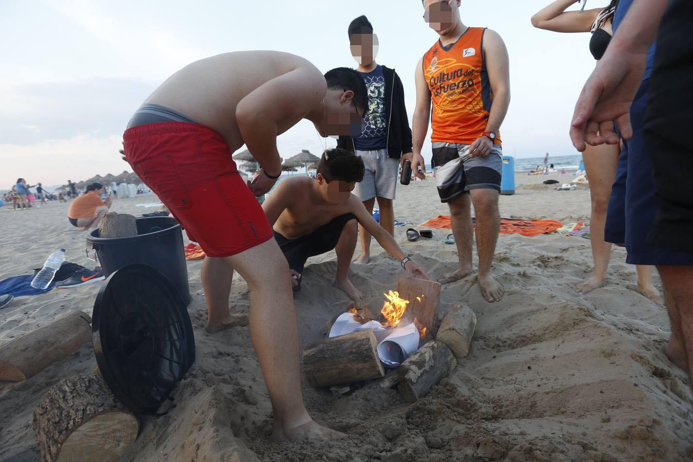 Miles de valencianos acudieron anoche a la orilla del mar en la noche de las hogueras. Cruz Roja ha atendido a 100 personas, 14 menos que al año pasado, aunque ha habido más intoxicaciones etílicas (41) y la Policía Local detuvo a una mujer por tráfico de drogas. Además, ha aumentado la basura recogida: 58 toneladas de residuos en las playas de Valencia capital