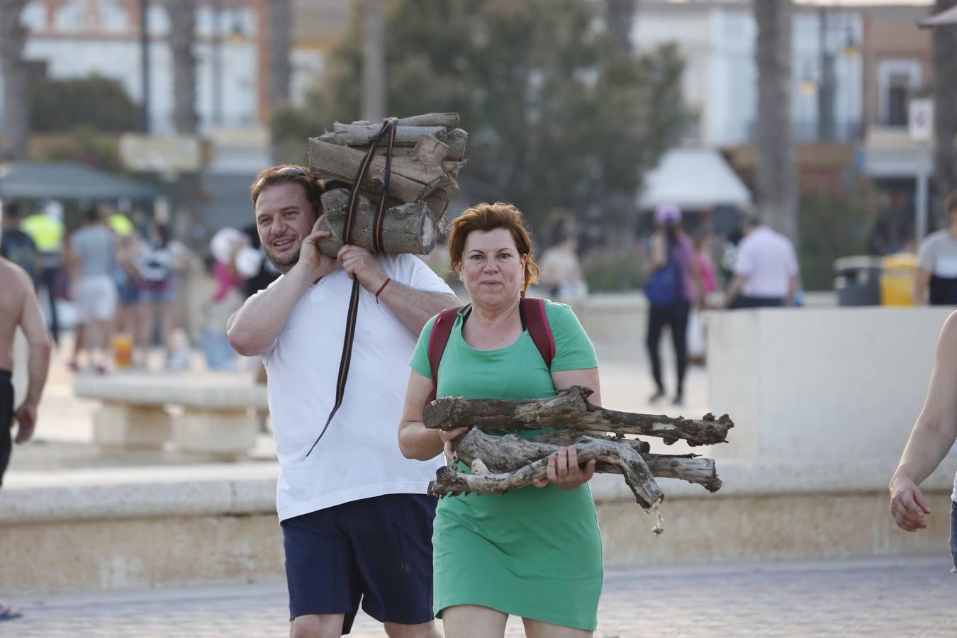 Miles de valencianos acudieron anoche a la orilla del mar en la noche de las hogueras. Cruz Roja ha atendido a 100 personas, 14 menos que al año pasado, aunque ha habido más intoxicaciones etílicas (41) y la Policía Local detuvo a una mujer por tráfico de drogas. Además, ha aumentado la basura recogida: 58 toneladas de residuos en las playas de Valencia capital