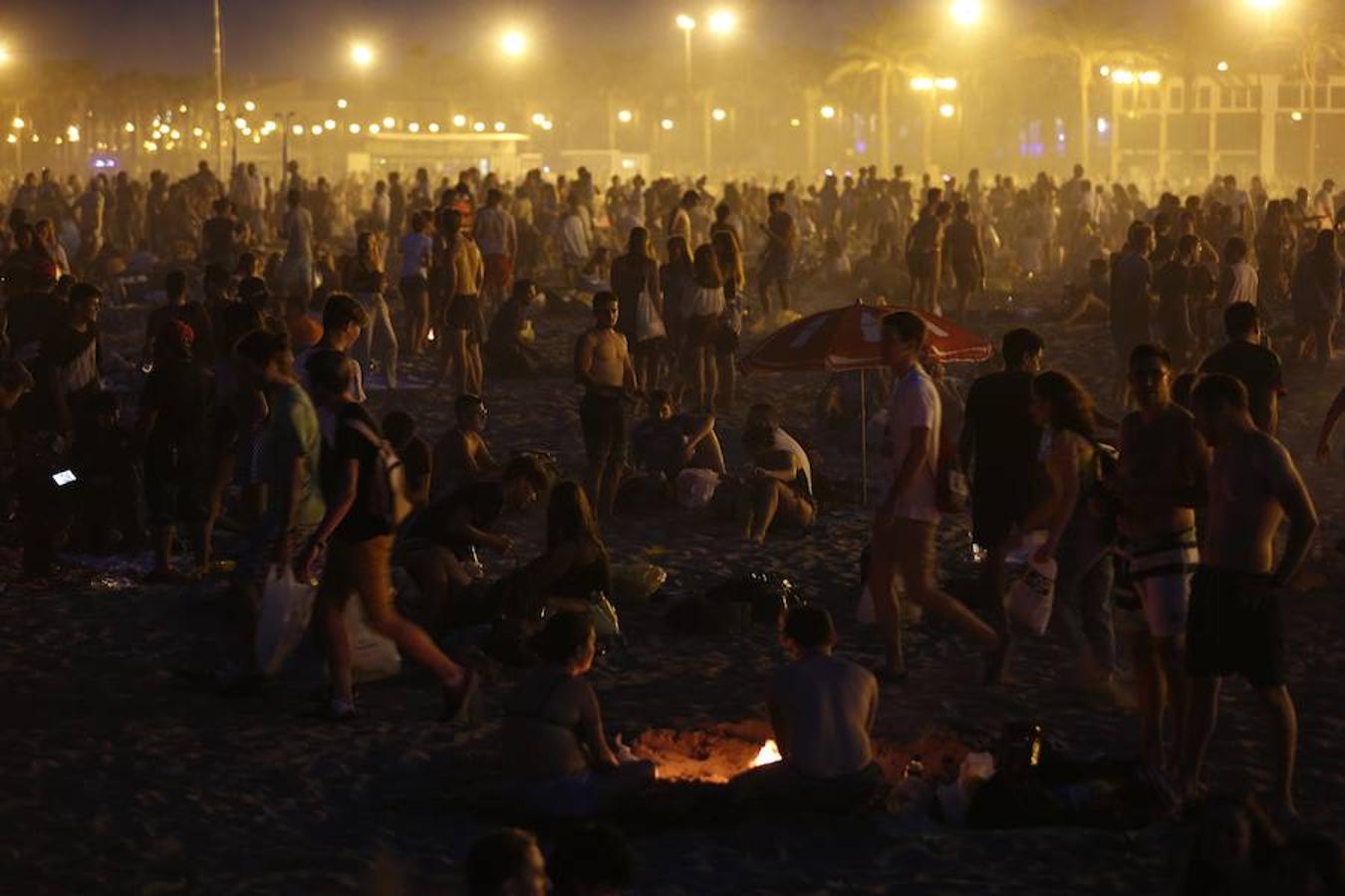 Miles de valencianos acudieron anoche a la orilla del mar en la noche de las hogueras. Cruz Roja ha atendido a 100 personas, 14 menos que al año pasado, aunque ha habido más intoxicaciones etílicas (41) y la Policía Local detuvo a una mujer por tráfico de drogas. Además, ha aumentado la basura recogida: 58 toneladas de residuos en las playas de Valencia capital