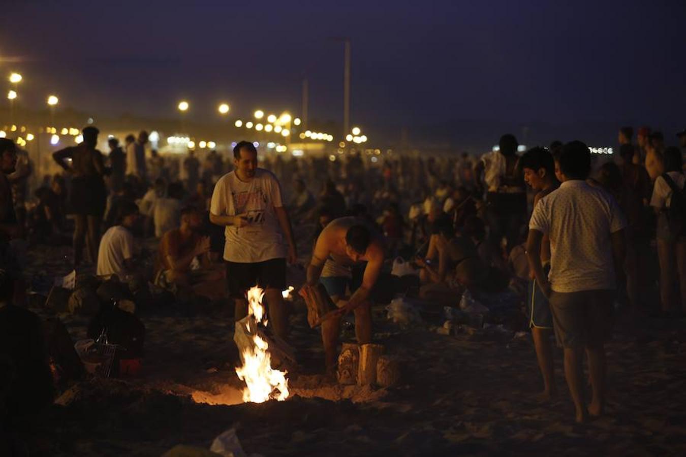 Miles de valencianos acudieron anoche a la orilla del mar en la noche de las hogueras. Cruz Roja ha atendido a 100 personas, 14 menos que al año pasado, aunque ha habido más intoxicaciones etílicas (41) y la Policía Local detuvo a una mujer por tráfico de drogas. Además, ha aumentado la basura recogida: 58 toneladas de residuos en las playas de Valencia capital