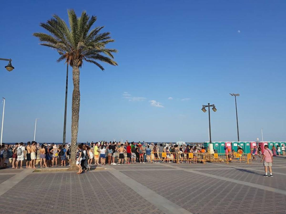 Miles de valencianos acudieron anoche a la orilla del mar en la noche de las hogueras. Cruz Roja ha atendido a 100 personas, 14 menos que al año pasado, aunque ha habido más intoxicaciones etílicas (41) y la Policía Local detuvo a una mujer por tráfico de drogas. Además, ha aumentado la basura recogida: 58 toneladas de residuos en las playas de Valencia capital