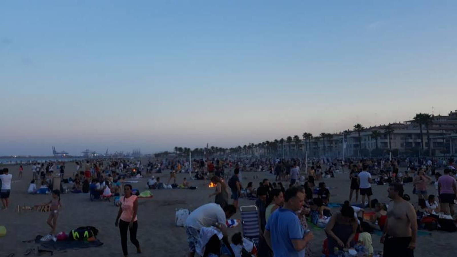 Miles de valencianos acudieron anoche a la orilla del mar en la noche de las hogueras. Cruz Roja ha atendido a 100 personas, 14 menos que al año pasado, aunque ha habido más intoxicaciones etílicas (41) y la Policía Local detuvo a una mujer por tráfico de drogas. Además, ha aumentado la basura recogida: 58 toneladas de residuos en las playas de Valencia capital