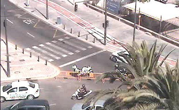 Corte de la calle Marcos Sopena en Valencia con motivo de las fiestas de San Juan.