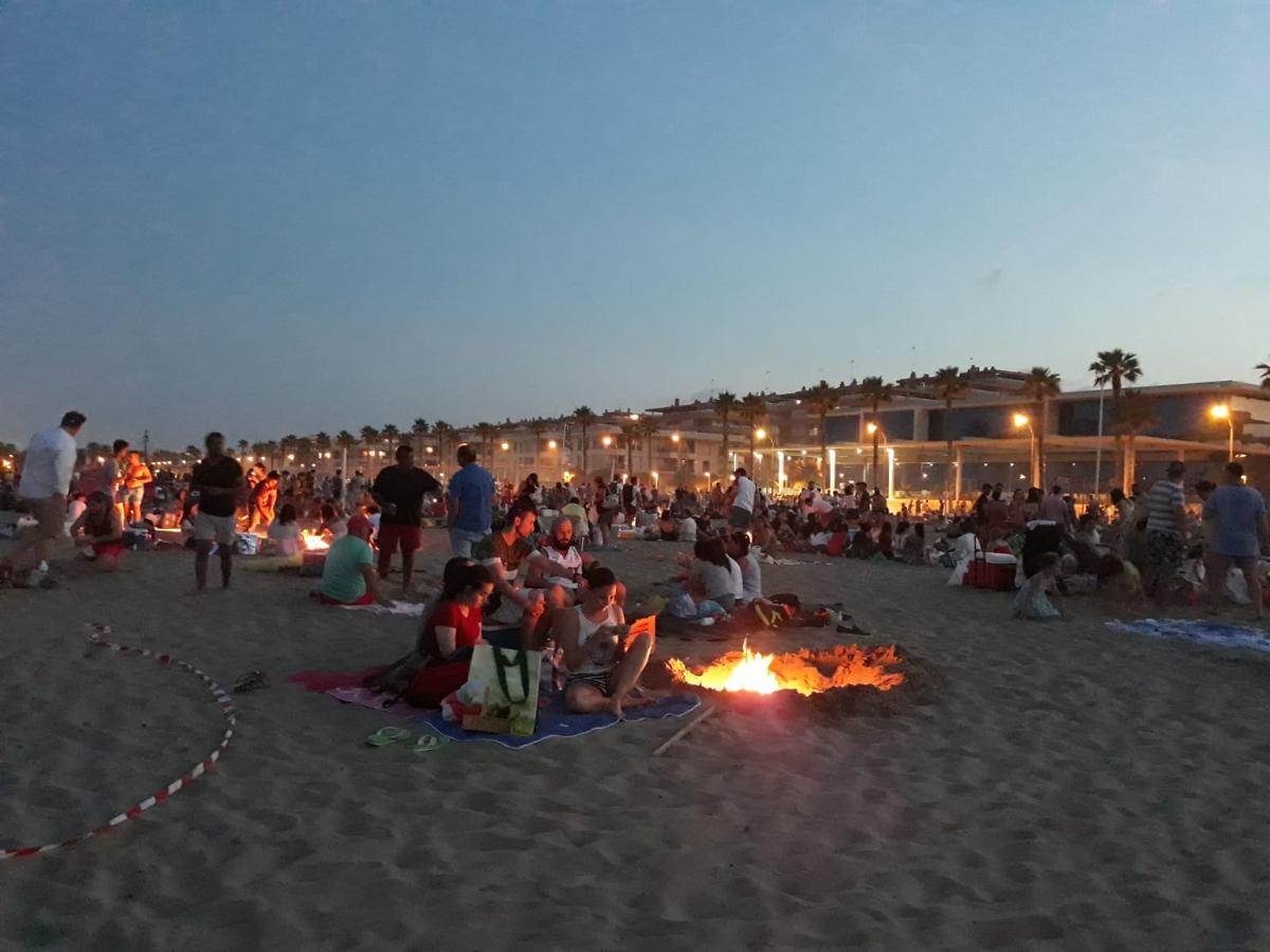 Miles de valencianos acudieron anoche a la orilla del mar en la noche de las hogueras. Cruz Roja ha atendido a 100 personas, 14 menos que al año pasado, aunque ha habido más intoxicaciones etílicas (41) y la Policía Local detuvo a una mujer por tráfico de drogas. Además, ha aumentado la basura recogida: 58 toneladas de residuos en las playas de Valencia capital