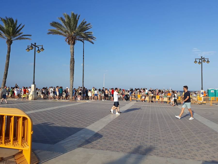 Miles de valencianos acudieron anoche a la orilla del mar en la noche de las hogueras. Cruz Roja ha atendido a 100 personas, 14 menos que al año pasado, aunque ha habido más intoxicaciones etílicas (41) y la Policía Local detuvo a una mujer por tráfico de drogas. Además, ha aumentado la basura recogida: 58 toneladas de residuos en las playas de Valencia capital