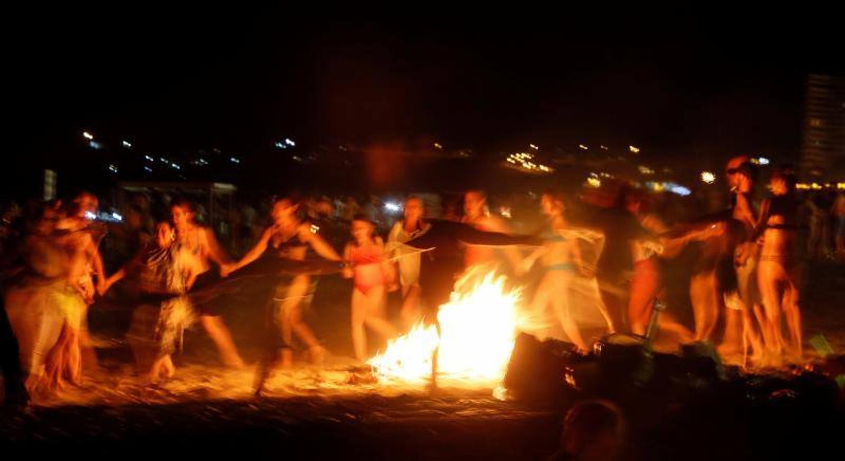 Miles de valencianos acudieron anoche a la orilla del mar en la noche de las hogueras. Cruz Roja ha atendido a 100 personas, 14 menos que al año pasado, aunque ha habido más intoxicaciones etílicas (41) y la Policía Local detuvo a una mujer por tráfico de drogas. Además, ha aumentado la basura recogida: 58 toneladas de residuos en las playas de Valencia capital