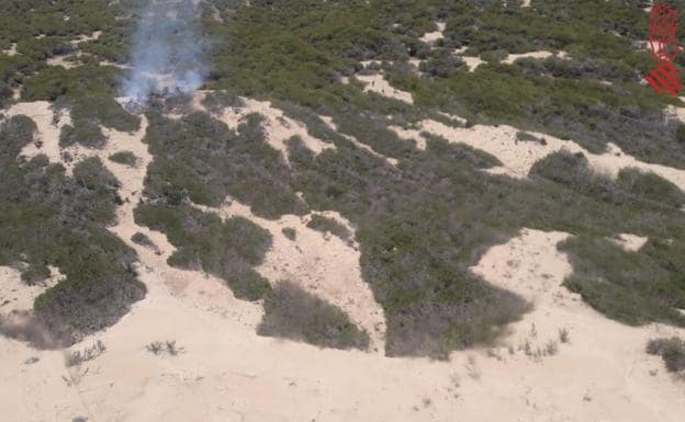Imagen del inicio del fuego en la playa de Guardamar.
