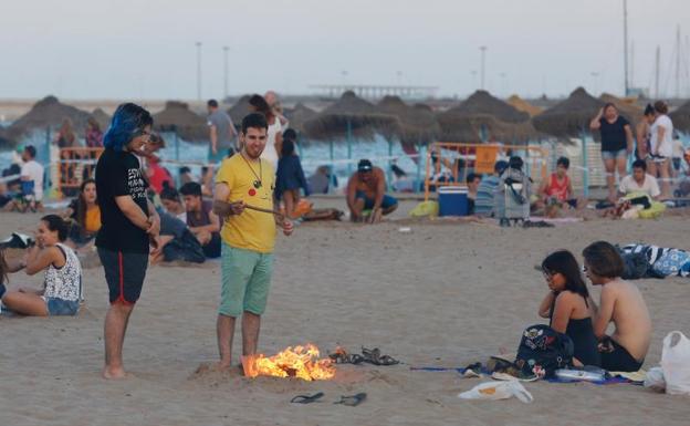 Grupos de personas en la playa de La Malvarrosa en Valencia.