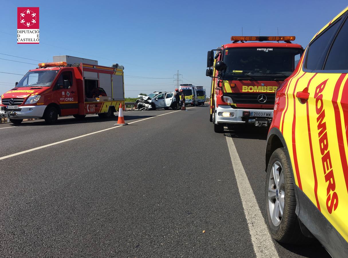 Una joven ha muerto y otra ha resultado herida de gravedad en un choque frontal entre dos vehículos en la N-340- El accidente ha ocurrido este lunes, 25 de junio, en el término de Vila-real.