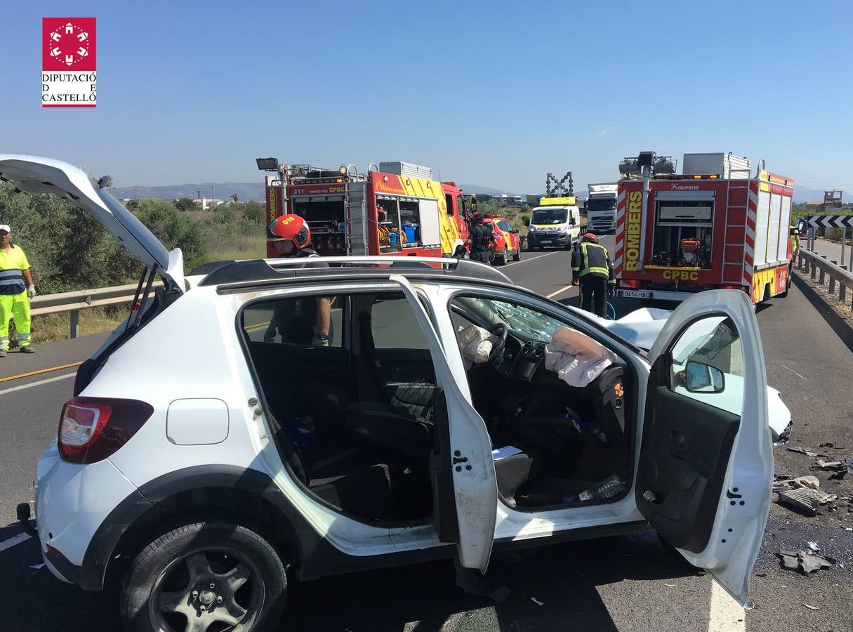Una joven ha muerto y otra ha resultado herida de gravedad en un choque frontal entre dos vehículos en la N-340- El accidente ha ocurrido este lunes, 25 de junio, en el término de Vila-real.