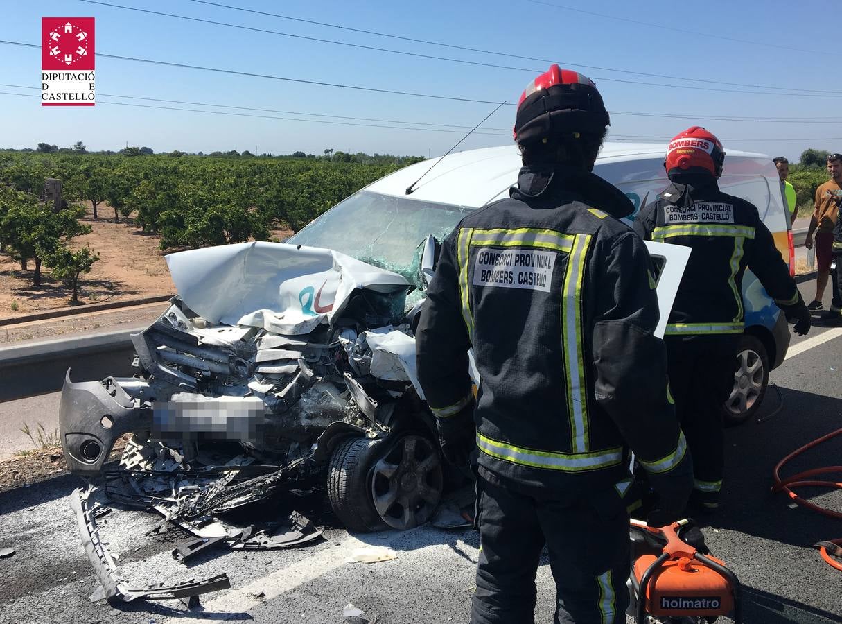 Una joven ha muerto y otra ha resultado herida de gravedad en un choque frontal entre dos vehículos en la N-340- El accidente ha ocurrido este lunes, 25 de junio, en el término de Vila-real.