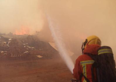 Imagen secundaria 1 - Arde una fábrica de maderas en Sollana y se recomienda a los vecinos que aíslen sus viviendas