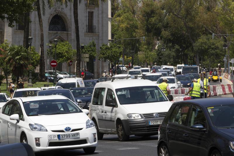 Las obras de conexión de una tubería frente a la Delegación de Gobierno cortan desde ayer dos carriles de la calzada en la plaza del Temple y Pintor López, entre la plaza y el Puente del Real. Ayer se vivieron los primeros atascos que se repetirán durante todo el verano en la margen derecha, pues las obras durarán hasta finales de agosto. Del 8 al 31 de julio se hará la segunda fase, cortando tres carriles en la paret deercha de la calzada. La previsión es que los trabajos estén terminados el 27 de agosto, para evitar problemas de tráfico en la zona cuando vuelvan los más pequeños al colegio en septiembre. 