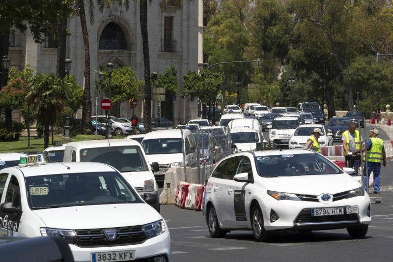 Las obras de conexión de una tubería frente a la Delegación de Gobierno cortan desde ayer dos carriles de la calzada en la plaza del Temple y Pintor López, entre la plaza y el Puente del Real. Ayer se vivieron los primeros atascos que se repetirán durante todo el verano en la margen derecha, pues las obras durarán hasta finales de agosto. Del 8 al 31 de julio se hará la segunda fase, cortando tres carriles en la paret deercha de la calzada. La previsión es que los trabajos estén terminados el 27 de agosto, para evitar problemas de tráfico en la zona cuando vuelvan los más pequeños al colegio en septiembre. 