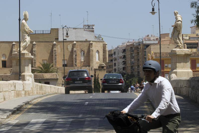 El día que se abrió el puente de la Trinidad al tráfico rodado se han iniciado las obras de conexión de una tubería frente a la Delegación de Gobierno, que cortan desde ayer dos carriles de la calzada en la plaza del Temple y Pintor López, entre la plaza y el Puente del Real. Ayer se vivieron los primeros atascos que se repetirán durante todo el verano en la margen derecha, pues las obras durarán hasta finales de agosto. Del 8 al 31 de julio se hará la segunda fase, cortando tres carriles en la paret deercha de la calzada. La previsión es que los trabajos estén terminados el 27 de agosto, para evitar problemas de tráfico en la zona cuando vuelvan los más pequeños al colegio en septiembre. 