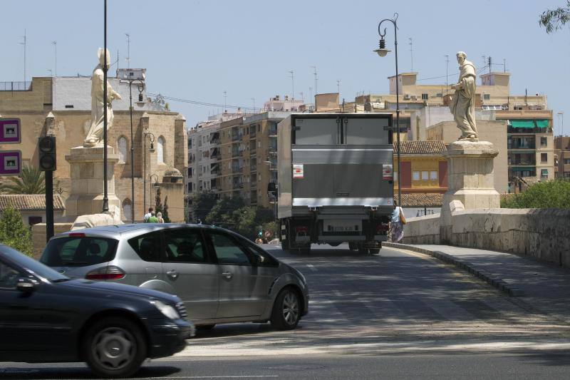 El día que se abrió el puente de la Trinidad al tráfico rodado se han iniciado las obras de conexión de una tubería frente a la Delegación de Gobierno, que cortan desde ayer dos carriles de la calzada en la plaza del Temple y Pintor López, entre la plaza y el Puente del Real. Ayer se vivieron los primeros atascos que se repetirán durante todo el verano en la margen derecha, pues las obras durarán hasta finales de agosto. Del 8 al 31 de julio se hará la segunda fase, cortando tres carriles en la paret deercha de la calzada. La previsión es que los trabajos estén terminados el 27 de agosto, para evitar problemas de tráfico en la zona cuando vuelvan los más pequeños al colegio en septiembre. 