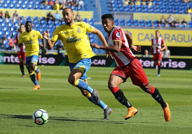 Alejandro Gálvez presiona a Anthony Lozano, del Girona. 