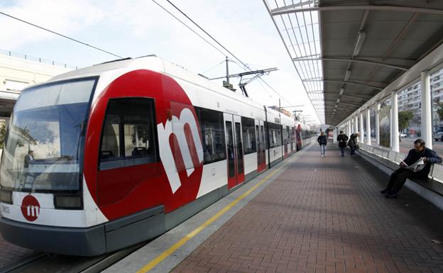 Un tranvía de Metrovalencia, en la estación de Pont de Fusta.