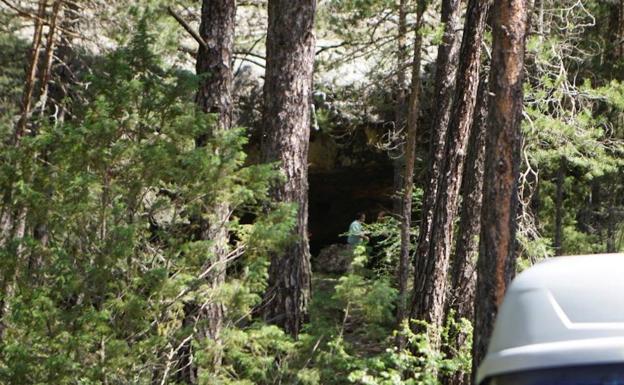 Boca de la cueva de Teruel donde se buscan a los tres espeleólogos valencianos.