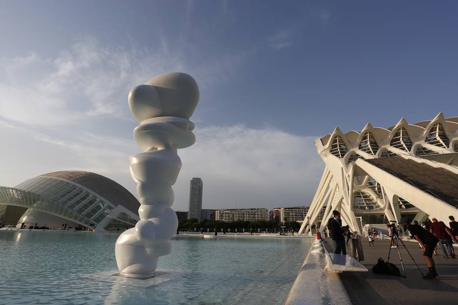 La Ciutat de les Arts i les Ciències de Valencia tiene desde este miércoles seis nuevas esculturas, creadas por el artista Tony Cragg (Liverpool, 1949), que decoran algunos de sus lagos y pasillos más emblemáticos gracias al mecenazgo de la Fundación Hortensia Herrero. La exposición 'Seis Esculturas', inaugurada por el propio artista y Hortensia Herrero, permitirá a los visitantes del complejo diseñado por Santiago Calatrava disfrutar de la obra del británico hasta el 4 de noviembre. 