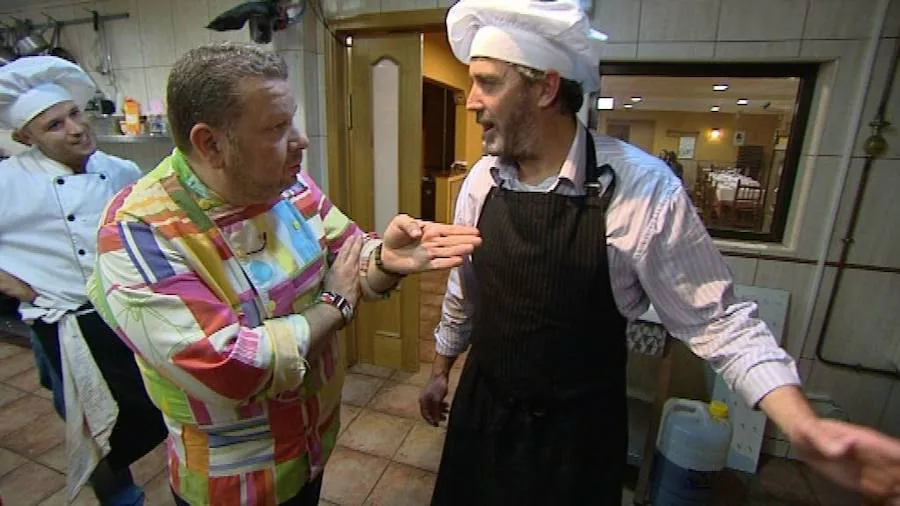 El chef Alberto Chicote ha saltado de los fogones a la televisión para fusionar la cocina con el entretenimiento: 'Pesadilla en la cocina'. Y es en esta adaptación española donde luce las famosas chaquetillas diseñadas por Agatha Ruiz de la Prada y que se pueden comprar tres modelos diferentes a través de la tienda online de la firma, Chaquetilla cocinero, rayas y nubes por 100 euros cada una.