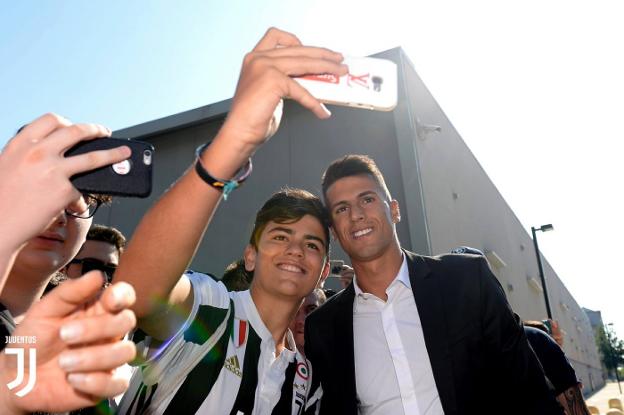 Cancelo se fotografía con seguidores de la Juventus. 