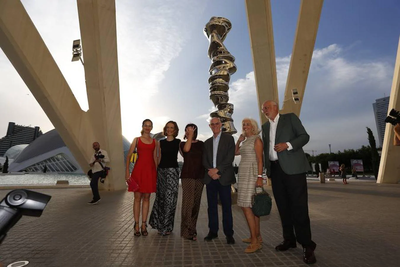 La Ciutat de les Arts i les Ciències de Valencia tiene desde este miércoles seis nuevas esculturas, creadas por el artista Tony Cragg (Liverpool, 1949), que decoran algunos de sus lagos y pasillos más emblemáticos gracias al mecenazgo de la Fundación Hortensia Herrero. La exposición 'Seis Esculturas', inaugurada por el propio artista y Hortensia Herrero, permitirá a los visitantes del complejo diseñado por Santiago Calatrava disfrutar de la obra del británico hasta el 4 de noviembre. 