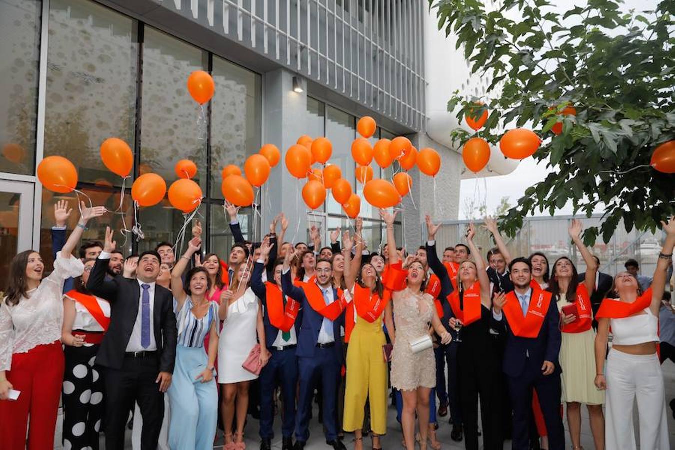 EDEM Escuela de Empresarios ha acogido este jueves la graduación de la tercera promoción del Grado en ADE para Emprendedores, titulación adscrita a la Universitat de València (UV) y desarrollada junto a su Facultad de Economía. Manuel Palma, presidente de Grupo Palma y vicepresidente de EDEM, ha apadrinado a los 42 alumnos que se han graduado y ha impartido una ponencia en el Auditorio Paco Pons.