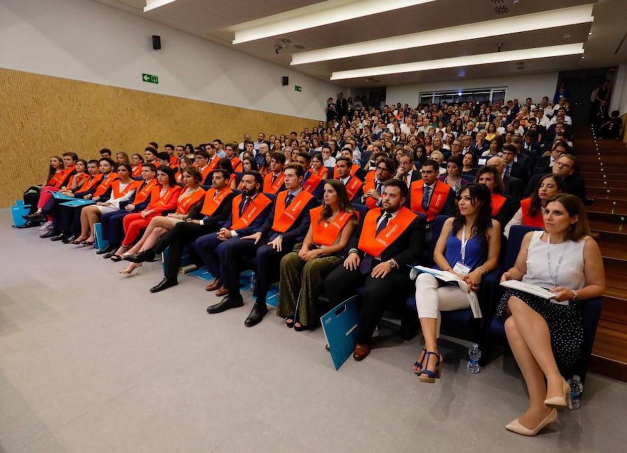 EDEM Escuela de Empresarios ha acogido este jueves la graduación de la tercera promoción del Grado en ADE para Emprendedores, titulación adscrita a la Universitat de València (UV) y desarrollada junto a su Facultad de Economía. Manuel Palma, presidente de Grupo Palma y vicepresidente de EDEM, ha apadrinado a los 42 alumnos que se han graduado y ha impartido una ponencia en el Auditorio Paco Pons.