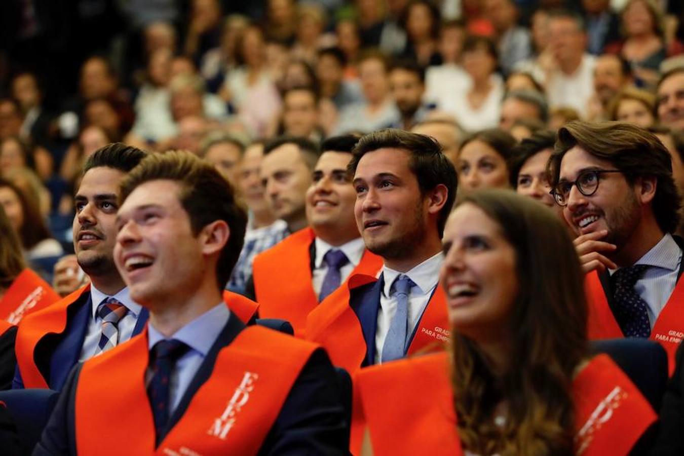 EDEM Escuela de Empresarios ha acogido este jueves la graduación de la tercera promoción del Grado en ADE para Emprendedores, titulación adscrita a la Universitat de València (UV) y desarrollada junto a su Facultad de Economía. Manuel Palma, presidente de Grupo Palma y vicepresidente de EDEM, ha apadrinado a los 42 alumnos que se han graduado y ha impartido una ponencia en el Auditorio Paco Pons.