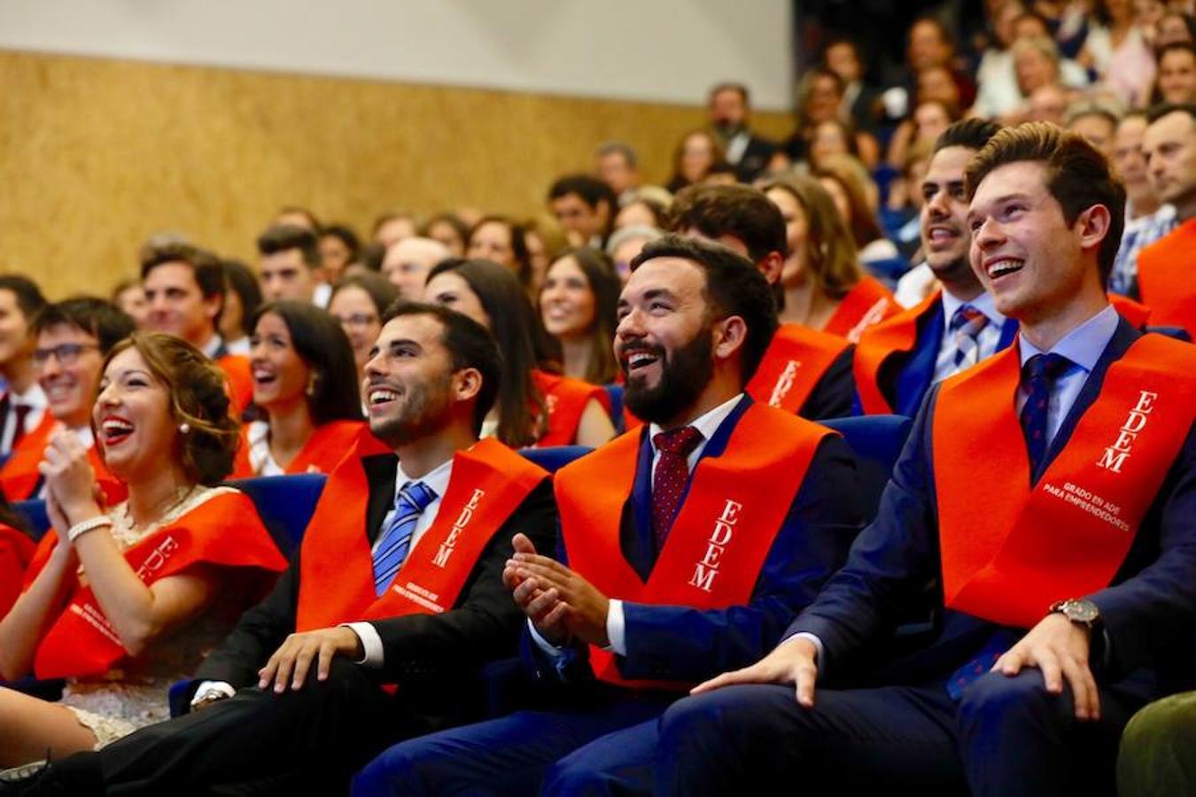 EDEM Escuela de Empresarios ha acogido este jueves la graduación de la tercera promoción del Grado en ADE para Emprendedores, titulación adscrita a la Universitat de València (UV) y desarrollada junto a su Facultad de Economía. Manuel Palma, presidente de Grupo Palma y vicepresidente de EDEM, ha apadrinado a los 42 alumnos que se han graduado y ha impartido una ponencia en el Auditorio Paco Pons.