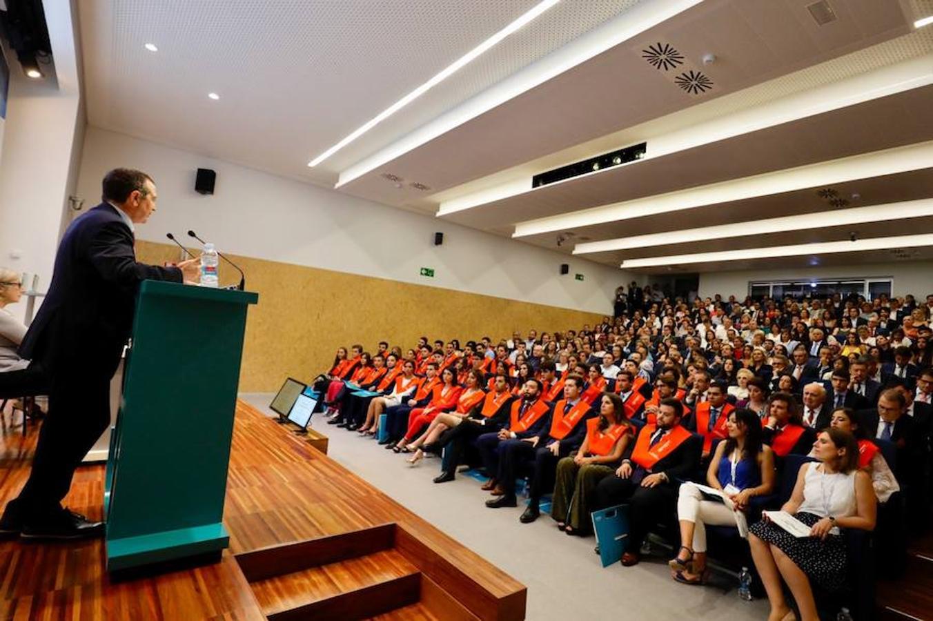 EDEM Escuela de Empresarios ha acogido este jueves la graduación de la tercera promoción del Grado en ADE para Emprendedores, titulación adscrita a la Universitat de València (UV) y desarrollada junto a su Facultad de Economía. Manuel Palma, presidente de Grupo Palma y vicepresidente de EDEM, ha apadrinado a los 42 alumnos que se han graduado y ha impartido una ponencia en el Auditorio Paco Pons.