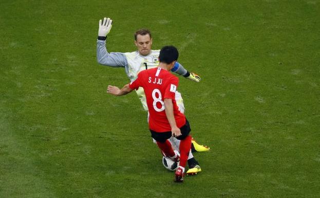 Neuer pierde el balón ante Ju durante el Corea del Sur - Alemania.